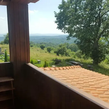 Къща за гости At Three Oaks *